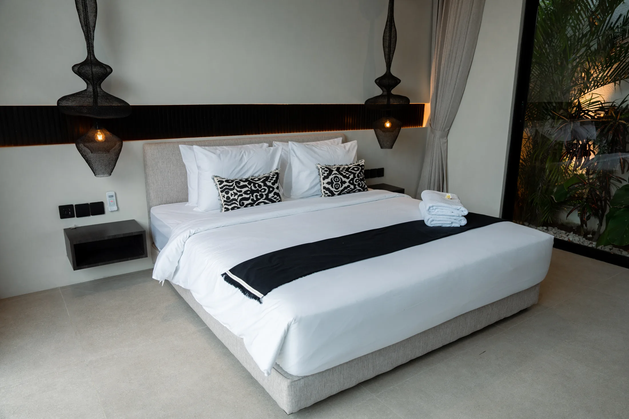 Chambre ouverte sur la piscine