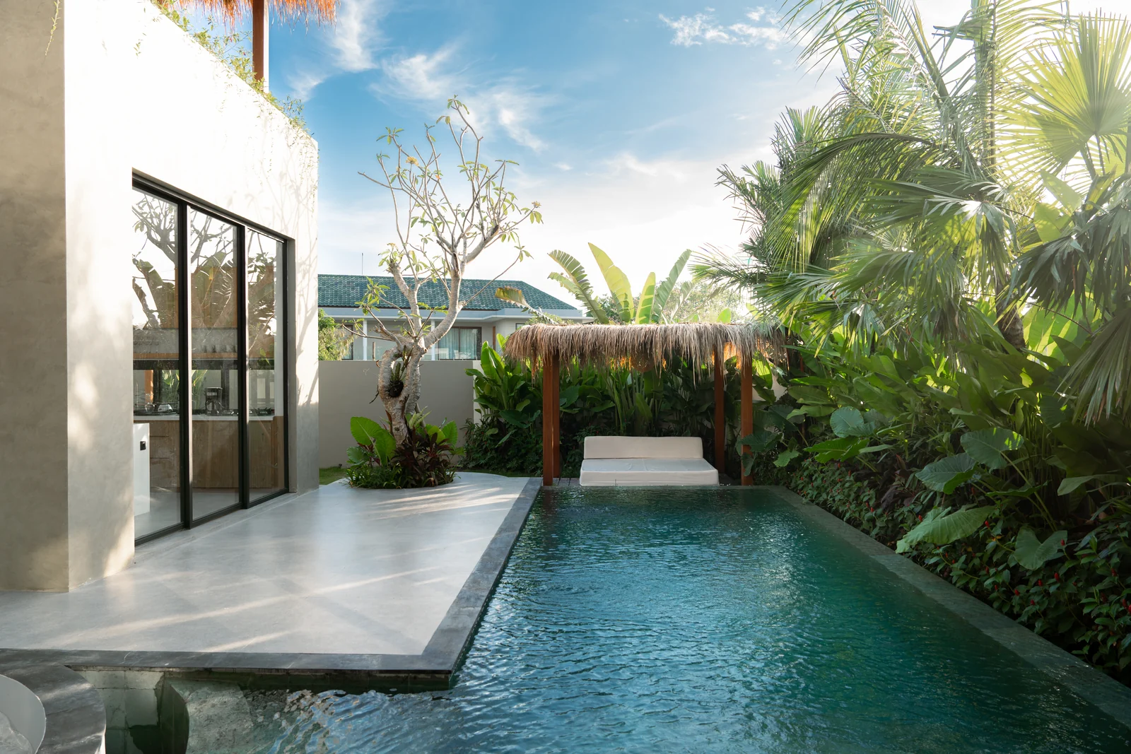 Villa Guillaume, Piscine et pergola alang alang