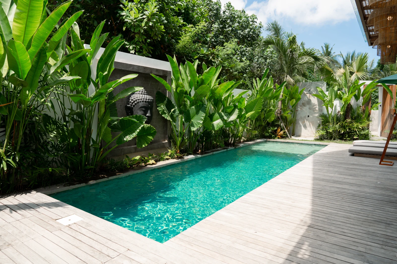Villa Lembongan, Piscine, deck en teck et mur Bouddha